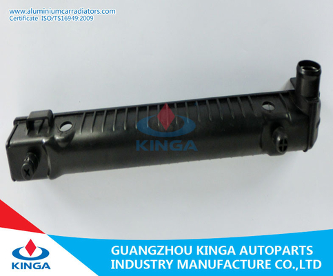 중국 방열기에 벤츠 W123/200d/280c' 76-85를 위한 밑바닥 방열기 플라스틱 탱크 협력 업체