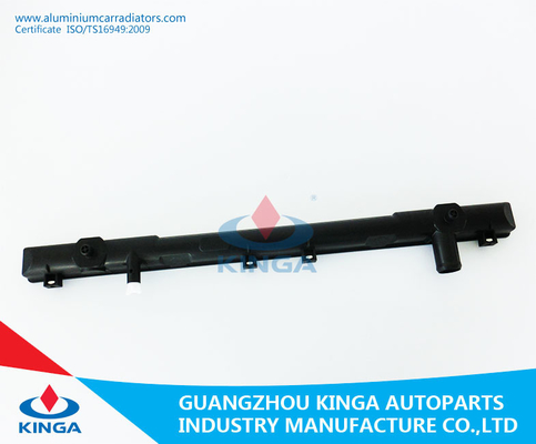 SUZUKI 2001 웅대한 VITARA OEM 17700-52D00를 위한 차 방열기 플라스틱 탱크 협력 업체